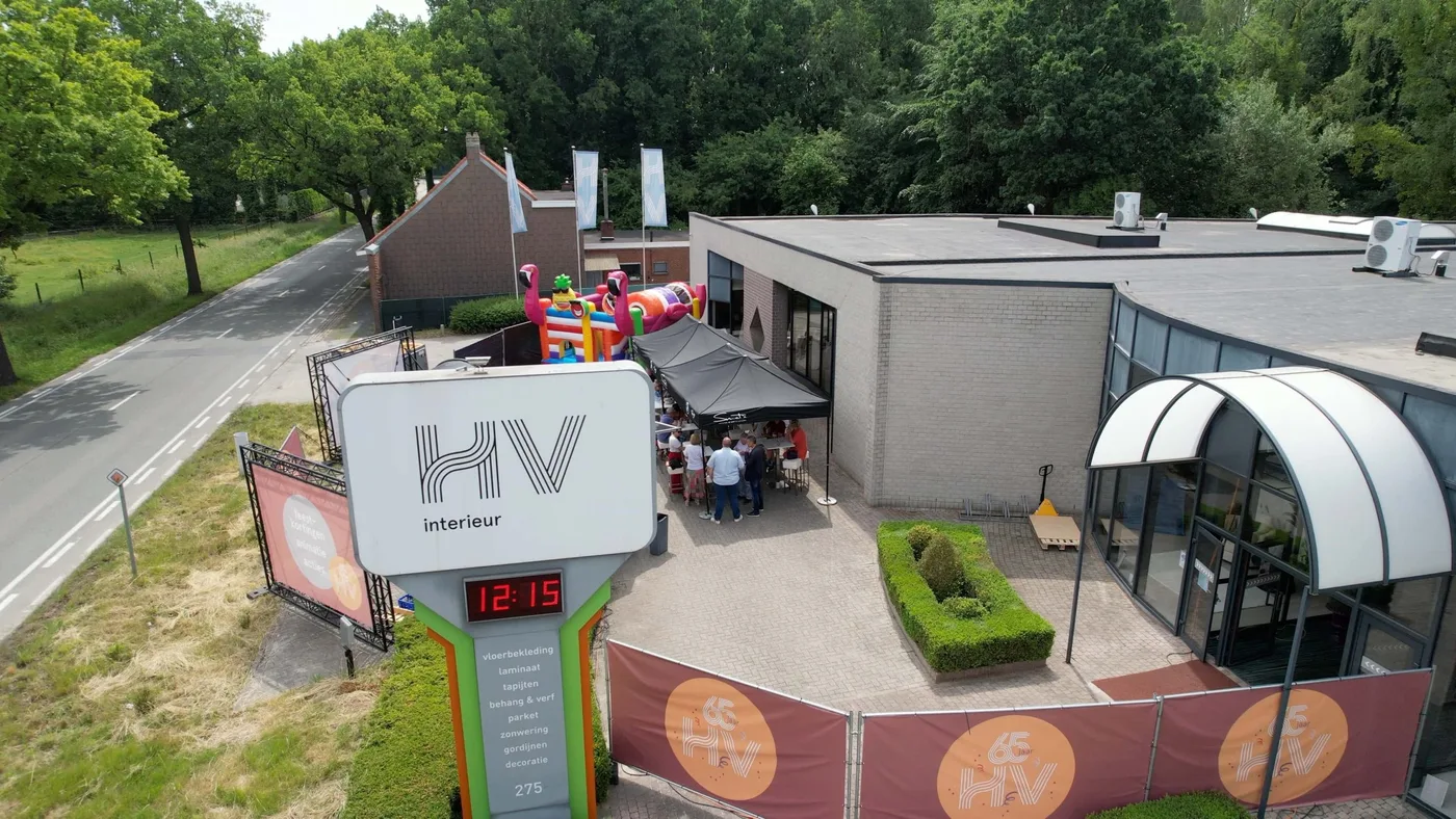 HV Interieur — Drie generaties. Eén feest. · Campagnebeeld 1